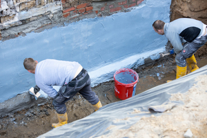  Außen legten die Handwerker die Wände im erdberührten Bereich frei und dichteten sie dann mit speziellen Systemlösungen von Remmers ab   