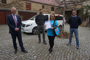  Samira Abdoli Kolory startete in einem Bauunternehmen in Niedergörsdorf (Brandenburg) als Azubi voll durch. Mit auf dem Foto sind Tilo Jänsch, Geschäftsführer der Handwerkskammer Potsdam, Maik Liesigk und Matthias Handke von der Langenlipsdorfer Fläming Bau GmbH (v.l.n.r.).
  