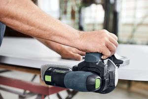  Mit dem neuen Kantenschleifer von Festool kann man ebenso flexibel wie von Hand, aber deutlich schneller schleifen 