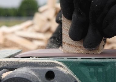 F?r den Fu?boden der Ende vergangenen Jahres in Meckenheim fertiggestellten „workbox“ verwendete man das geschliffene Hirnholz des Blauglockenbaums sogar als Parkett Fotos: Volker Lannert / Uni Bonn