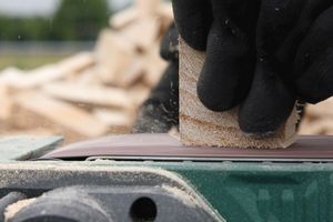  Für den Fußboden der Ende vergangenen Jahres in Meckenheim fertiggestellten „workbox“ verwendete man das geschliffene Hirnholz des Blauglockenbaums sogar als Parkett Fotos: Volker Lannert / Uni Bonn 