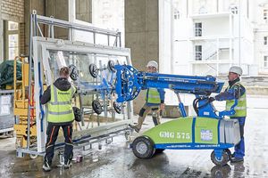   Das Glasmontagegerät GMG 575 mit einem extra konzipierten Saugrahmen kann Lasten von bis zu 575 kg tragen 