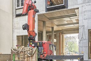  Mit einem Minikran werden die Fenster in einer Höhe von bis zu 7m in Position 