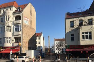  Der Rückbau dieses Hauses hinterließ eine schmale Baulücke, die zur Straße hin nur 13 m breit ist 