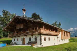  Das alte Bauernhaus in der Region rund um Kitzbühel erhielt im Zuge der Modernisierung 23 Türen  