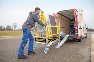  Aus wenigen Einzelteilen des „FlexxTowers“ kann werkzeuglos ein Transportwagen gebaut werden. So lässt sich das Ein-Personen-Gerüst auch in vielen Nutzfahrzeugen transportieren 