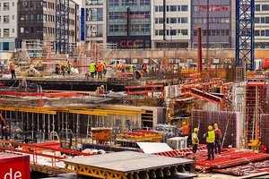  Für junge Leute gibt es in der Bauindustrie gute Perspektiven.  