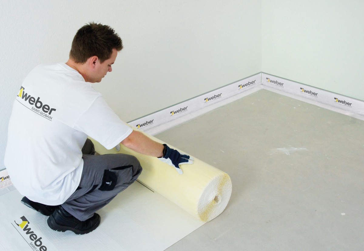 Das „weber.floor“ Trittschalld?mmsystem kombiniert eine extrem d?nne Trittschallbahn mit schnelltrocknenden D?nnestrichen. Dadurch werden Aufbauh?hen von nur 28 mm m?glich