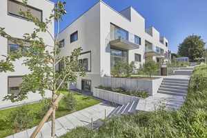  Das Projekt „Terra Vista“ in Bolligen umfasst drei moderne Wohnhäuser in kubischer Architektur. Die Gebäude sind leicht versetzt hintereinander am Hang angeordnet 