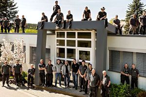  Das Gruppenfoto passt zum Unternehmen:  Bei einer Dachbaufirma steigt das Team auch mal aufs Dach. Solche Motive wirken in einer Stellenanzeige locker und sympathisch    