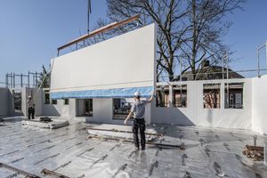  Alternative zu Holzwerkstoffplatten: Fermacell Gipsfaserplatten können als mittragende und aussteifende Beplankung von Wänden, als brandschutztechnische Bekleidung von Holzbauteilen sowie als aussteifende Komponente von Decken- und Dachscheiben verarbeitet werden 