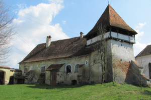  Arbeiten und Leben auf dem Land in Rumänien. Teile des Pfarrhauses mit Wehrturm im rumänischen Martinsdorf (Siebenbürgen) sollen im August 2021 von zwanzig Maler- und Lackierer-Azubis aus Deutschland, Österreich und Südtirol renoviert werden. Foto: Gregor Botzet / Handwerkerschule Martinsdorf / Siebenbürgen e. V
2.     Das Restaurieren von historischen Wandmalereien ist eine der Aufgaben, der sich die Maler-Azubis bei der Instandsetzung der Kirche widmen werden. 