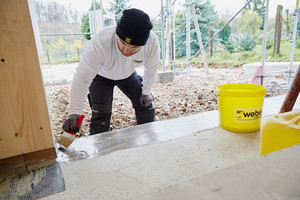  Zur Vorbereitung wurden alle Bauteile abgeschliffen, gereinigt und auf den saugenden Betonuntergrund die Grundierung „weber.prim 900“ aufgetragen  