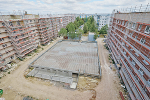  Geparkt wird zukünftig meist unterirdisch. Das Dach der neuen Garage wird ebenso wie der große Innenhof begrünt. So entsteht viel Raum für Spiel und Sport zwischen den Gebäuderiegeln des großen Wohnkomplexes 