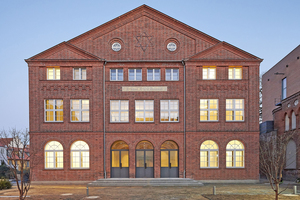  Bei der Sanierung der Lübecker Carlebach-Synagoge behielt man die Straßenfassade aus Backstein bei, die 1939/40 nach der Übernahme des Gebäudes durch die Stadt entstanden war  