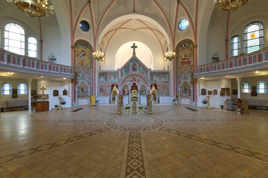 Die neu gestaltete und freskal bemalte Trennwand zur Sakristei in der Ham-burger Kirche des Hl. Johannes von Kronstadt