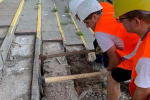  Die Tribüne wird abgebaut.  