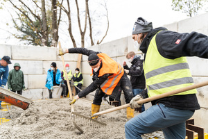  Die HM-Studierenden bauten den Recyclingbeton-Pavillon, um die Gestaltungsmöglichkeiten mit dem Baustoff zu zeigen.  