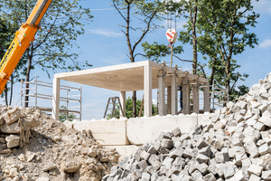  Auf dem Gelände der Bayernkaserne können sich Bauträger beim Musterpavillon aus Recyclingbeton über Einsatzmöglichkeiten informieren.  