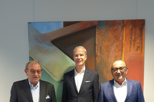  Am 5. August 2021 unterzeichneten Hans-Wilhelm Löhr, Martin J. Hörmann und Matthias Löhr (v.l.n.r.) den Kaufvertrag.  