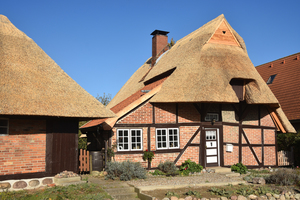  Das alte reetgedeckte Haus in der Nähe von Lensahn an der Ostsee: Ohne Zweifel ein Blickfang mit Charakter und mit einem ganz besonderen Charme 