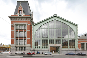  Außenansicht einer der Seitenhallen des historischen Güterbahnhofs Gare Maritime in Brüssel. Was man von außen nur durch das Eingangsportal hindurch erahnen kann: Im Gebäude stehen heute keine Züge mehr, sondern moderne Holzbauten 