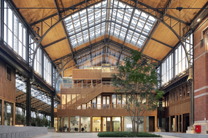  Blick in eine der restaurierten und sanierten Hallen des ehemaligen Güterbahnhofs Gare Maritime in Brüssel nachdem der Einbau der Holzbauten abgeschlossen war 