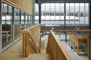  Blick von einer der Seitenhallen auf die mittlere Halle des Gare Maritime 