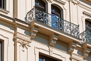  Die reich verzierte Fassade weist als Besonderheit in jedem Geschoss unterschiedliche Fensterformen auf 