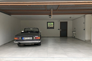  Nach der Sanierung präsentiert sich die Garage mit einem hochwertigen, stabilen Bodenbelag für den Triumph TR6 