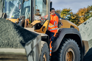  Einen kompletten Schutz für Oberkörper und Beine ermöglicht die Warnkollektion Safety von Engel Workwear. Das Unternehmen bietet verschiedene Oberteile und Hosen in Damen– und Herrenausführung an. Sie sind mit einem UPF 80 (UV Standard 801) ausgezeichnet und erfüllen mindestens Kl. 2 der ISO 20 471 