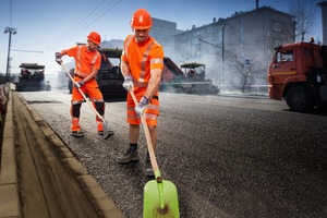  Das Hi-Vis Stretch-Programm des Kölner Hersteller Bierbaum-Proenen richtet sich an Straßenbauer und verbindet Warn- mit UV-Schutz. Es umfasst T-Shirts, Shorts, Arbeits- und Latzhosen  