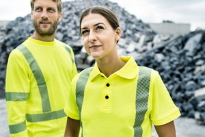  In seiner Multinorm-Linie bietet Rofa (Schüttorf) drei mehrfach zertifizierte Oberteile in Marine, Kornblau und Leuchtgelb-Marine an. Die Langarm-Poloshirts wie auch das Sweatshirt haben einen UPF 50+, der durch die Norm EN 13 758-2 ermittelt wurde. In der Warnkollektion gibt es ein T- und ein Poloshirt in einer komfortablen Double Face-Konstruktion; sie haben ebenfalls einen UPF 50+ (AS/NZS 4399) 