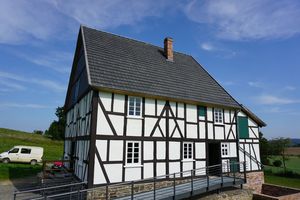  Hereinspaziert: Das „Haus Stöcker“, ein Wohnhaus aus dem Jahr 1797, stammt aus Burgholdinghausen (Kreis Siegen). Es wird im LWL-Freilichtmuseum Detmold gezeigt.   