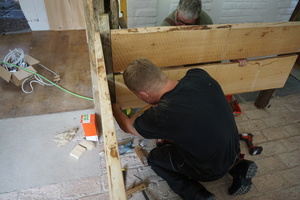  Stall im Wohnhaus: Auch wenn das „Haus Stöcker“ den modernen Stand der 60er Jahre zeigt, lebten die Besitzer noch mit dem Vieh unter einem Dach. Die Handwerker legen noch letzte Hand an.   