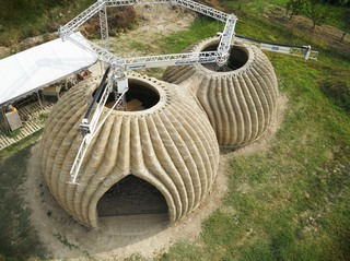 In Italien wurden von der World’s Advanced Saving Project zwei ineinander übergehende Kuppelhäuser mit Namen Tecla nach Plänen des italienischen Architekturbüros Mario Cucinella aus Lehm gedruckt