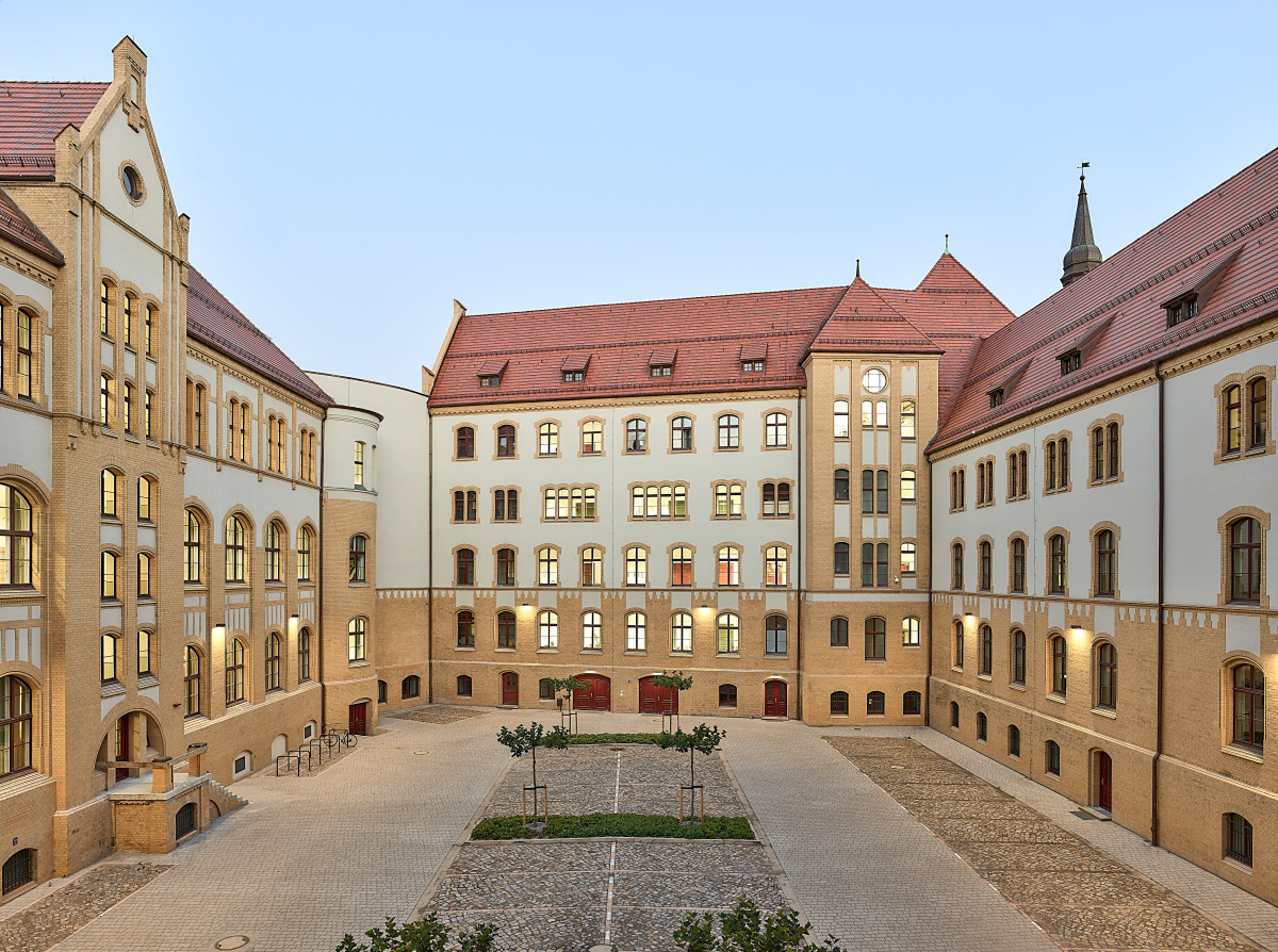 Teile des denkmalgeschützten und jüngst sanierten Landgerichts Magdeburg gruppieren sich um einen Innenhof. Die Fassaden der unteren Geschosse sind hier im Ziegeln verkleidet