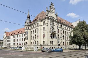  Zur Straße hin sind große Teile der Hauptfassaden des Landgerichts Magdeburg mit Naturstein verkleidet 