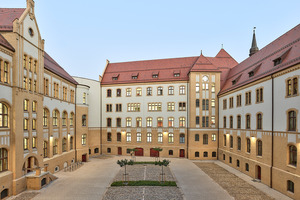  Teile des denkmalgeschützten und jüngst sanierten Landgerichts Magdeburg gruppieren sich um einen Innenhof. Die Fassaden der unteren Geschosse sind hier im Ziegeln verkleidet 