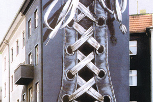  Der Jeans-Turnschuh zierte ein Gebäude an der Karl-Marx-Straße in Berlin. 1998 wurde das Haus gesprengt 