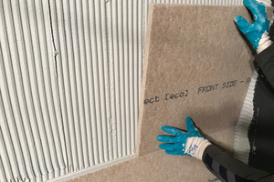  Als Schutz vor Schimmel wurden die Dämmplatten „Power Protect P 25 / P 40 (eco)“ auf die Wand geklebt 