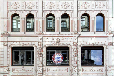 Die Fassade des vom B?ro Hild und K Architekten f?r die M?nchner Altstadt entworfenen Gesch?ftshauses gestalten die Mitarbeiter der Restauro Putz GmbH Arte Antica mit modernen Interpretationen historischer Ornamente in Sgraffito-Technik