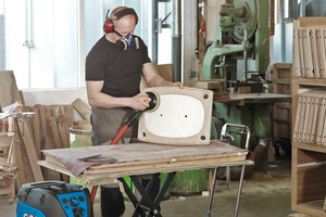  Selbst harmlose Materialien wie Holz können durch die Bearbeitung mit der Schleifmaschine zum Risiko werden 