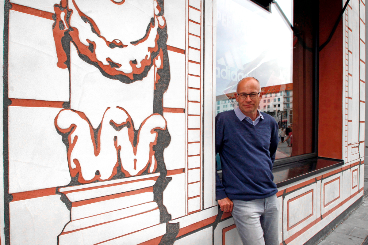 Thomas Wieckhorst, Chefredakteur der bauhandwerk, vor der in Sgraffito-Technik gestalten Fassade eines Geschäftshauses in München (ab Seite 39) Foto: Claudia Fuchs Kontakt: 05241/21511133, thomas.wieckhorst@bauverlag.de