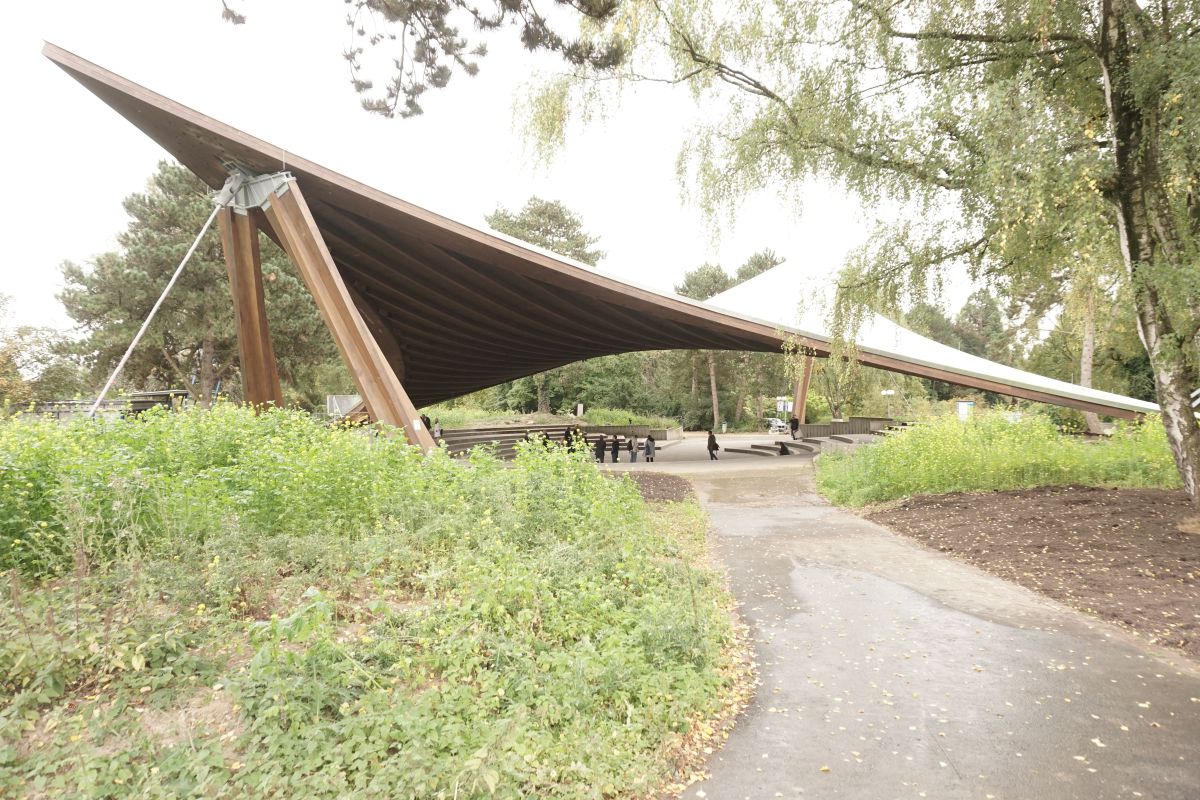 Die sanierte Holzh?ngeschale "Sonnensegel" von G?nter Behnisch Ende September im Dortmunder Westfalenpark