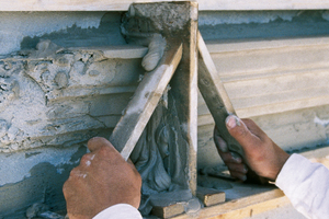  Rechts: Per Schablone wird der Stuck an der Fassade gezogen 