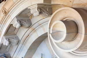  Die Oberflächen der Sandsteinelemente haben ihr Finish per Handarbeit bekommen  