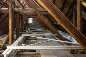  Im Dachgeschoss ist die Stahlkonstruktion zur Aussteifung des historischen Holztragwerks im Bild gut sichtbar 