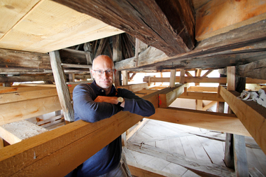 Thomas Wieckhorst, Chefredakteur der bauhandwerk, auf dem Denkmalcamp im rum?nischen Martinsdorf (ab Seite 12) Foto: Till Stahlbusch Kontakt: 05241/21511133, thomas.wieckhorst@bauverlag.de