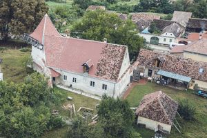  Die Azubis im Malerhandwerk arbeiteten sowohl am Pfarrhaus mit Wehrturm in Martinsdorf (Foto links) als auch an der Kirche in Mardisch 